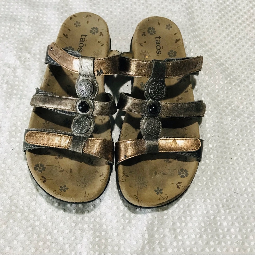 Taos‎ sandals